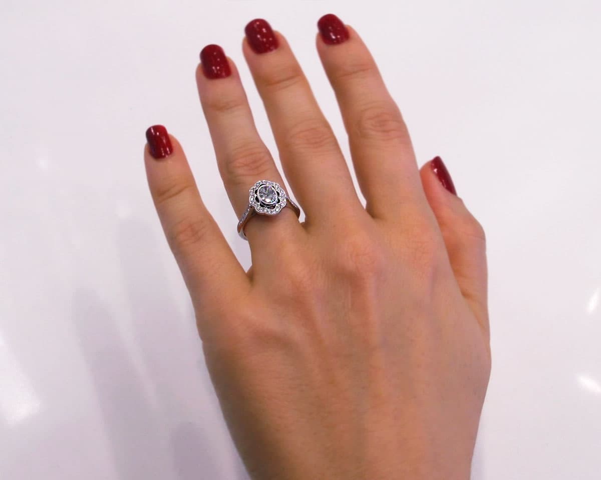 Oval Petal Motif Floral Halo