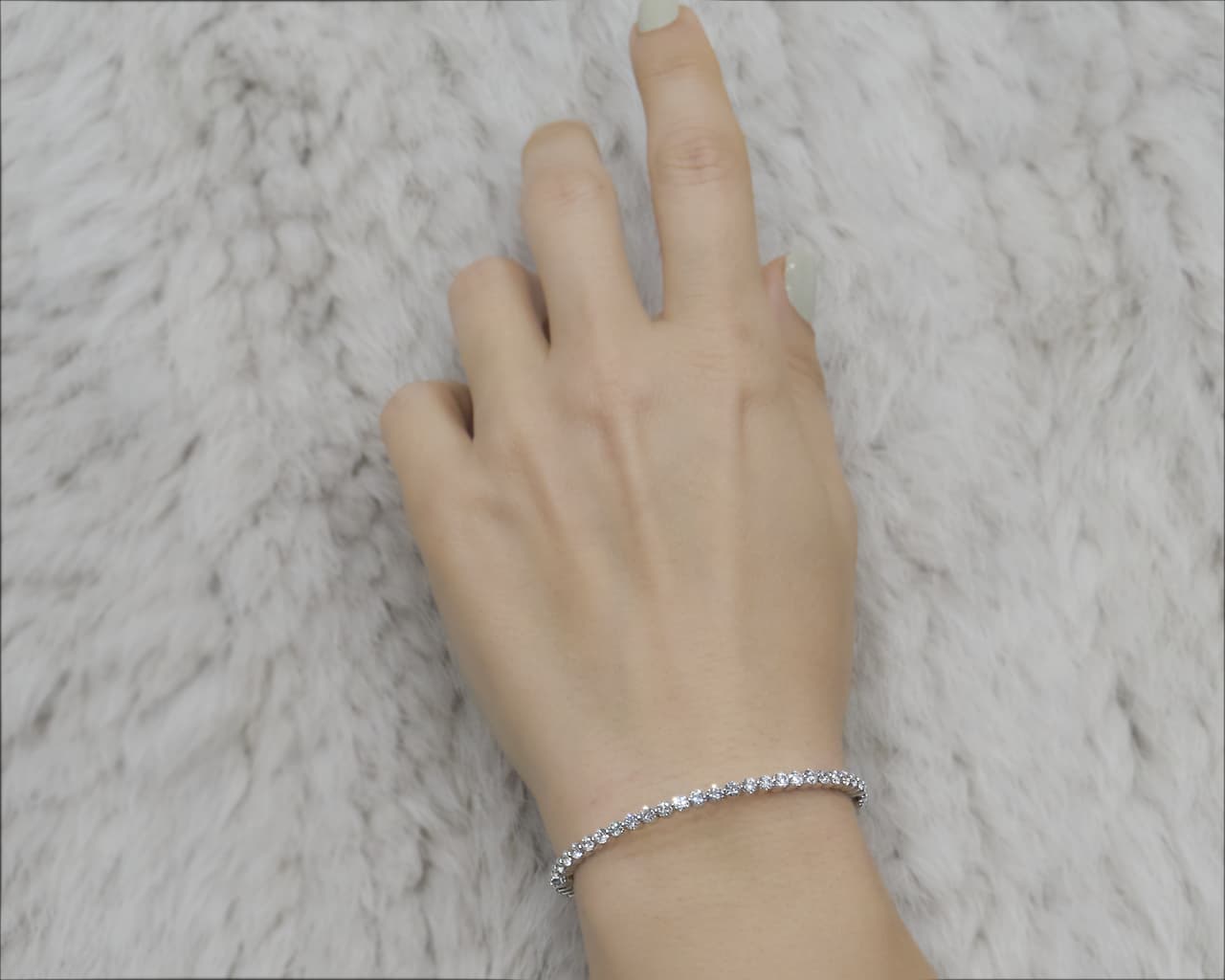 Round Diamond Shared Prong Bangle