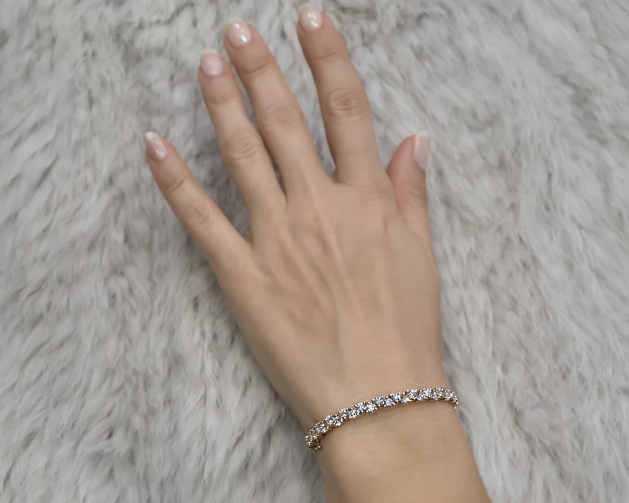 Round Three Prong Alaternating Diamond Bangle