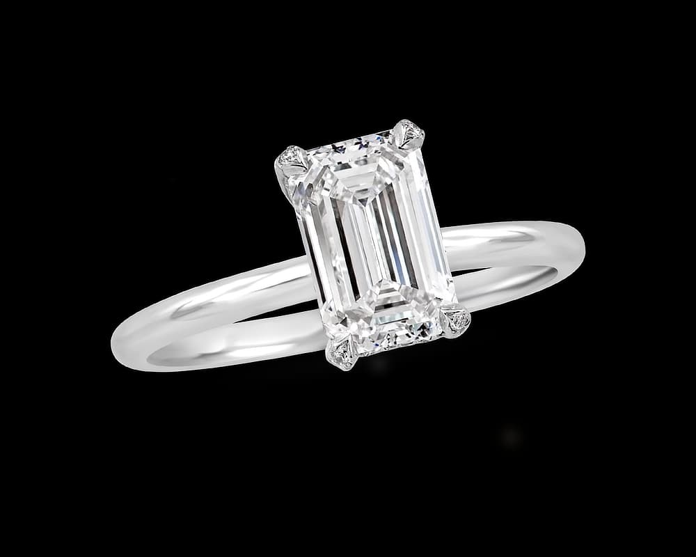 Solitaire with Pave Prongs and Scalloped Head